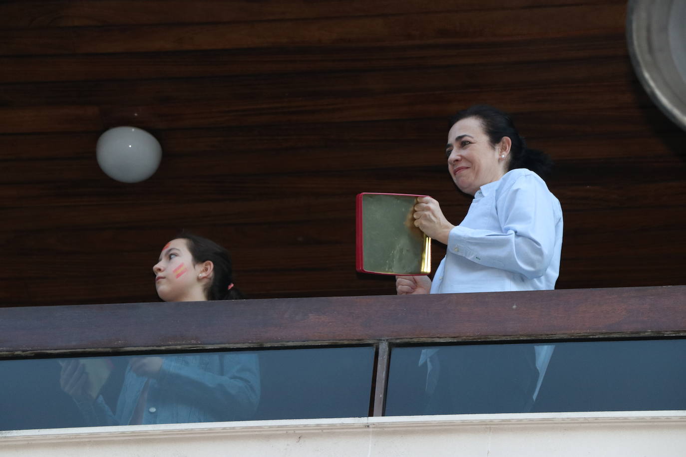 Más de 500 personas se concentraron este sábado, a las 21 horas, en la plaza de Santo Domingo de la capital leonesa para protestar contra el estado de alarma declarado para frenar la incidencia del COVID-19 y pedir la dimisión del Gobierno de España.