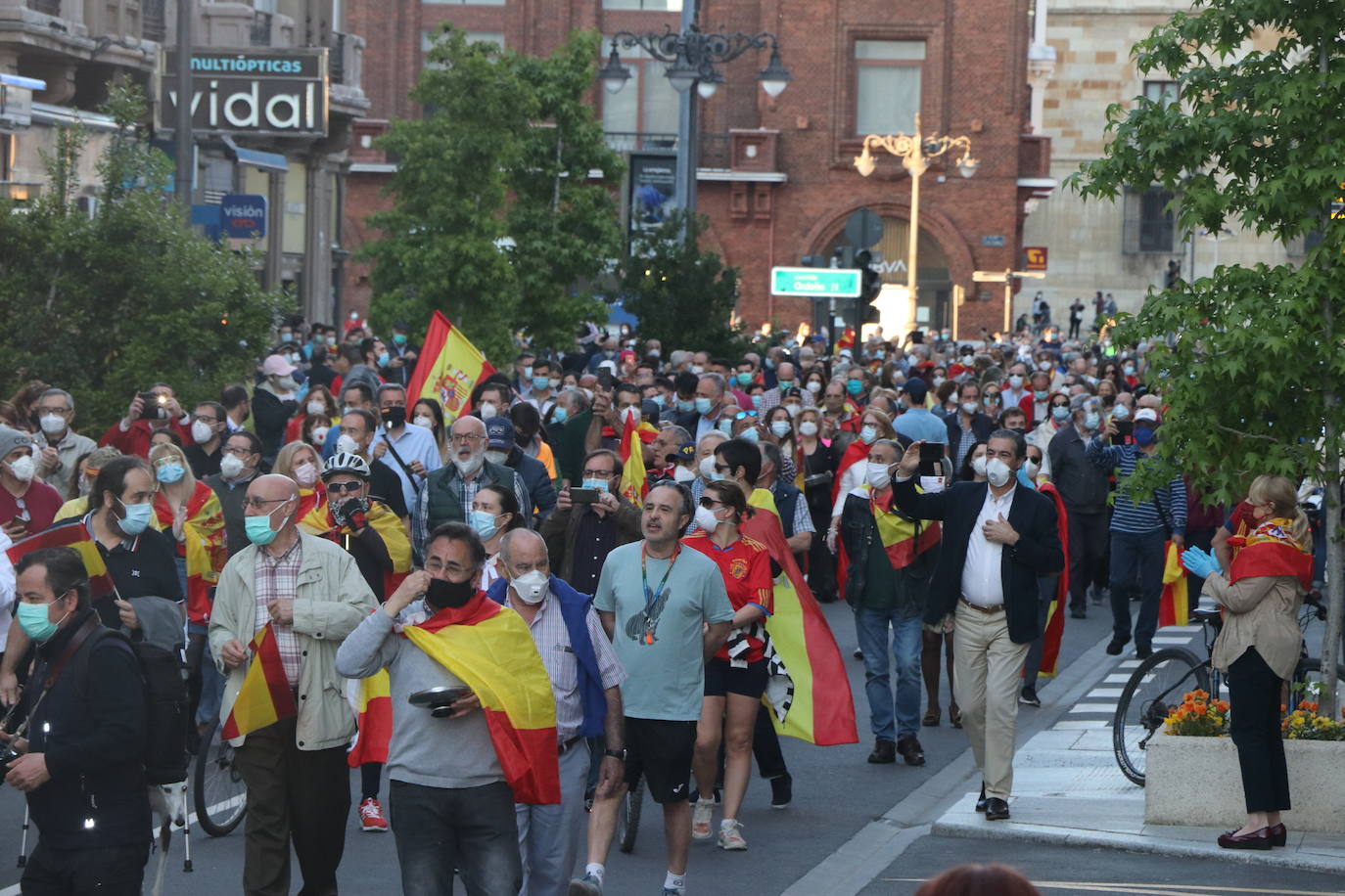 Más de 500 personas se concentraron este sábado, a las 21 horas, en la plaza de Santo Domingo de la capital leonesa para protestar contra el estado de alarma declarado para frenar la incidencia del COVID-19 y pedir la dimisión del Gobierno de España.