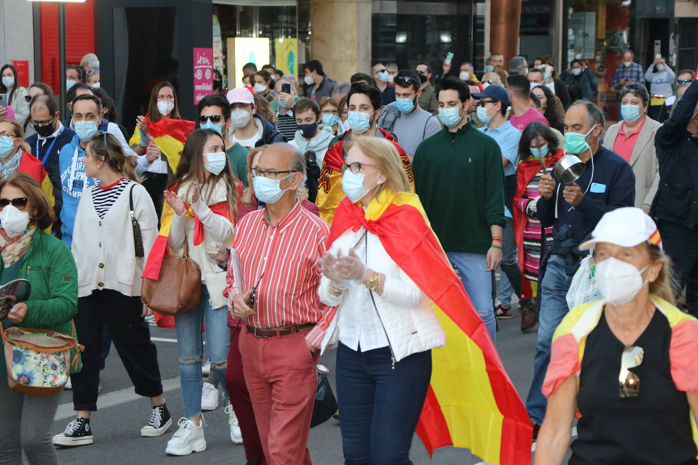 Más de 500 personas se concentraron este sábado, a las 21 horas, en la plaza de Santo Domingo de la capital leonesa para protestar contra el estado de alarma declarado para frenar la incidencia del COVID-19 y pedir la dimisión del Gobierno de España.