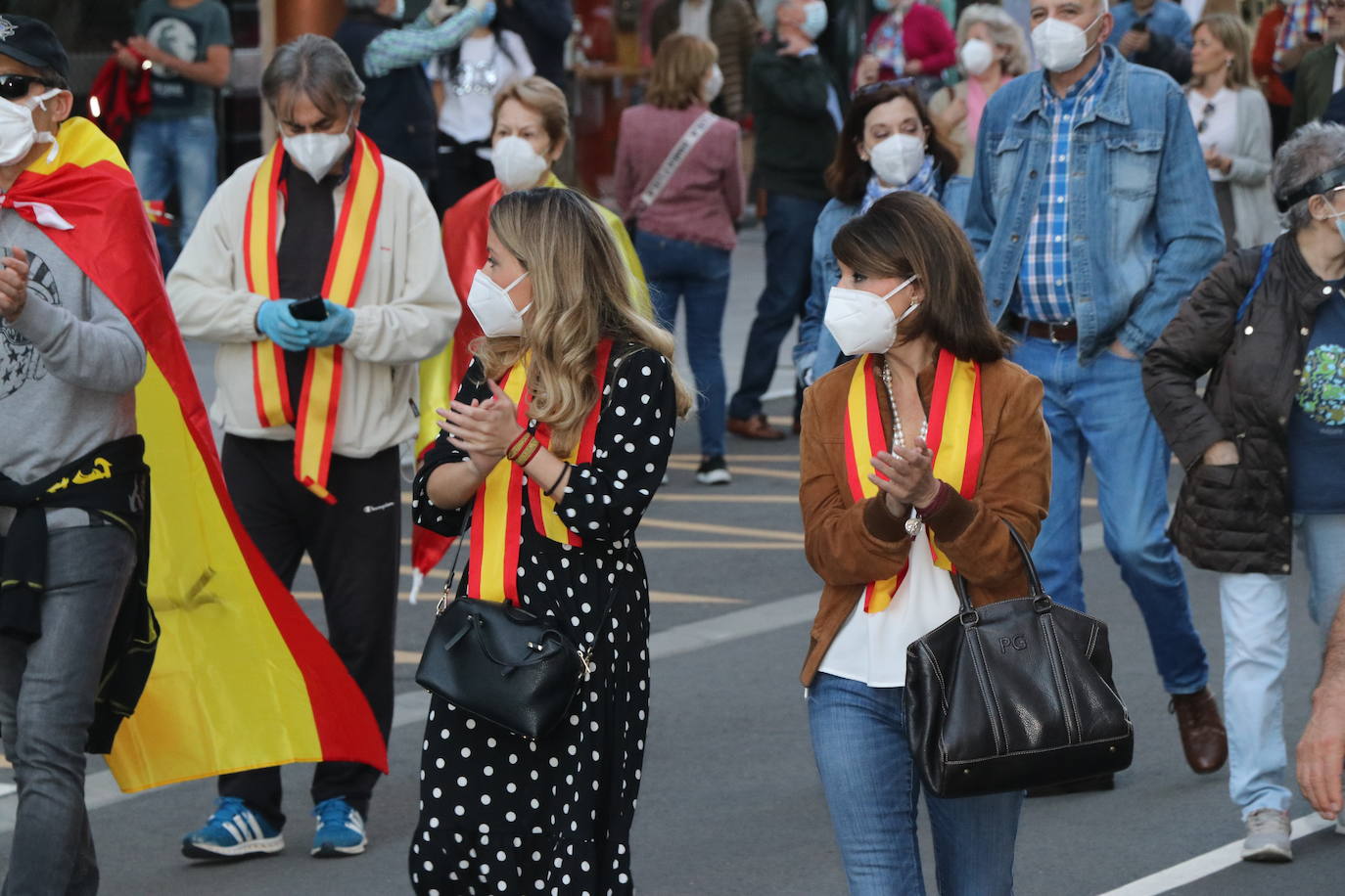 Más de 500 personas se concentraron este sábado, a las 21 horas, en la plaza de Santo Domingo de la capital leonesa para protestar contra el estado de alarma declarado para frenar la incidencia del COVID-19 y pedir la dimisión del Gobierno de España.