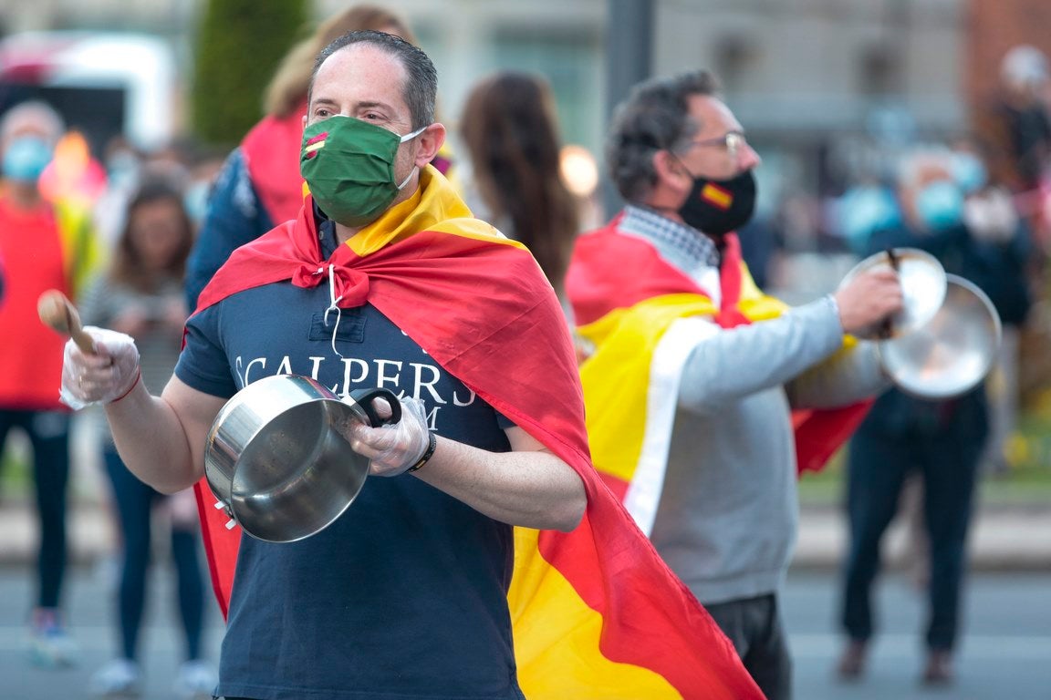 Más de 500 personas se concentraron este sábado, a las 21 horas, en la plaza de Santo Domingo de la capital leonesa para protestar contra el estado de alarma declarado para frenar la incidencia del COVID-19 y pedir la dimisión del Gobierno de España.