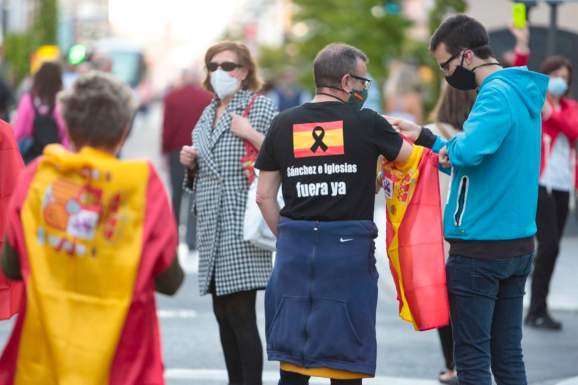 Más de 500 personas se concentraron este sábado, a las 21 horas, en la plaza de Santo Domingo de la capital leonesa para protestar contra el estado de alarma declarado para frenar la incidencia del COVID-19 y pedir la dimisión del Gobierno de España.