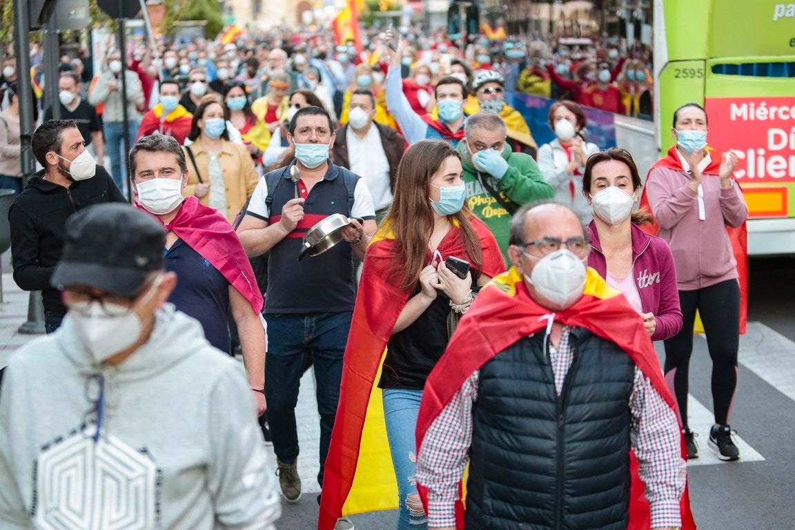 Más de 500 personas se concentraron este sábado, a las 21 horas, en la plaza de Santo Domingo de la capital leonesa para protestar contra el estado de alarma declarado para frenar la incidencia del COVID-19 y pedir la dimisión del Gobierno de España.