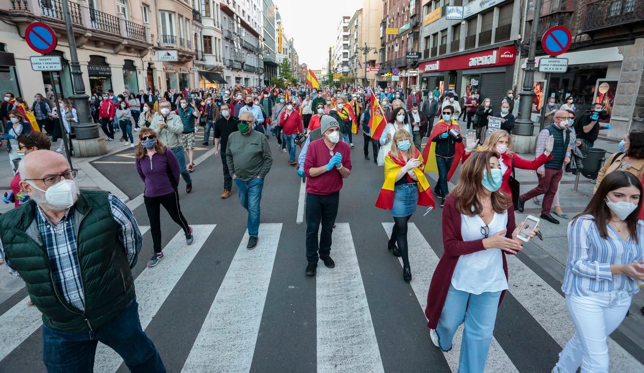 Más de 500 personas se concentraron este sábado, a las 21 horas, en la plaza de Santo Domingo de la capital leonesa para protestar contra el estado de alarma declarado para frenar la incidencia del COVID-19 y pedir la dimisión del Gobierno de España.