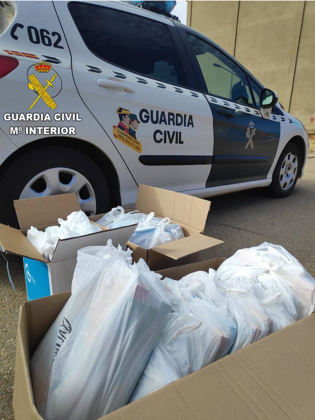 Fotos: La Guardia Civil de León lleva a cabo entregas de material escolar y material sanitario durante el Estado de Alarma