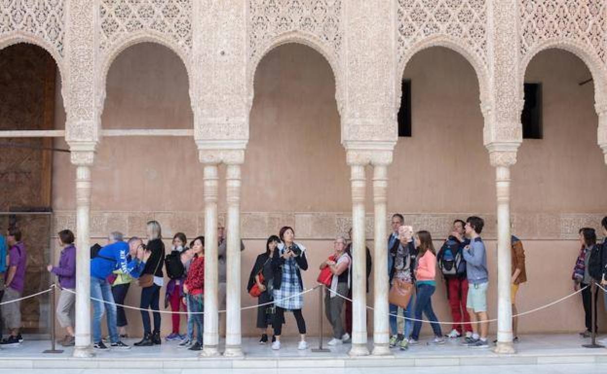 Turistas recorren la Alhambra en una imagen tomada el año pasasdo.