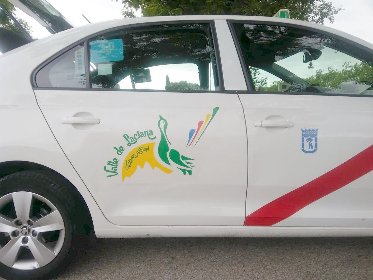 El taxi de Paco Miranda luciendo las pegatinas del Valle del Laciana.