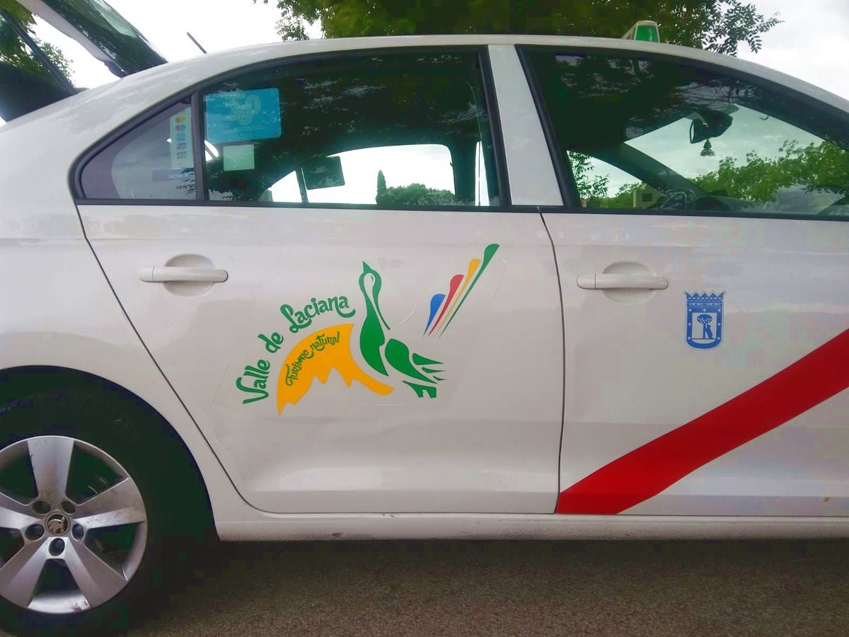 El taxi de Paco Miranda luciendo las pegatinas del Valle del Laciana.