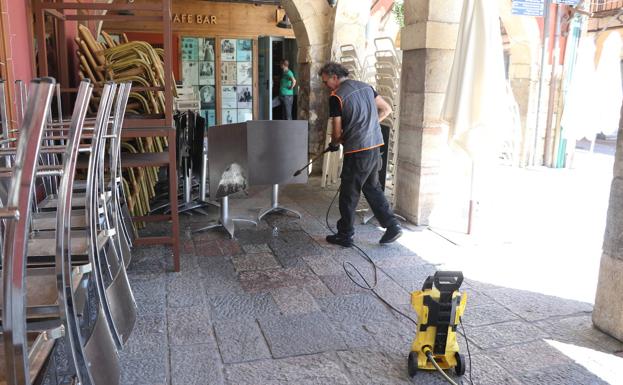 Imagen principal - Preparativos para la reapertura en la Plaza Mayor de León. 