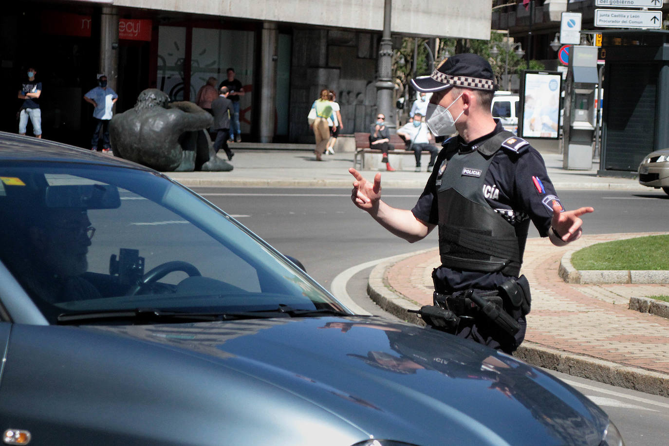 Los agentes se han desplegado por la ciudad para garantizar que se usa este dispositivo de seguridad individual.