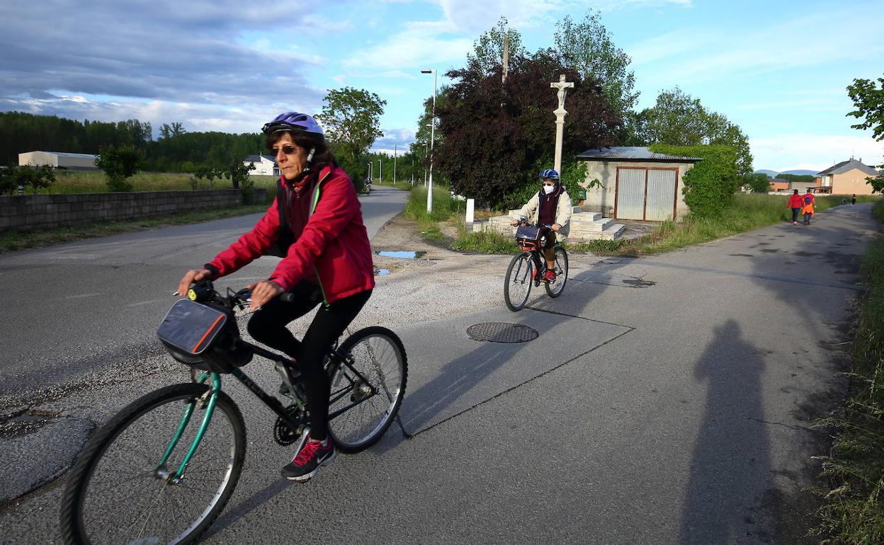 Un grupo de vecinos pasea por su municipio en bici.