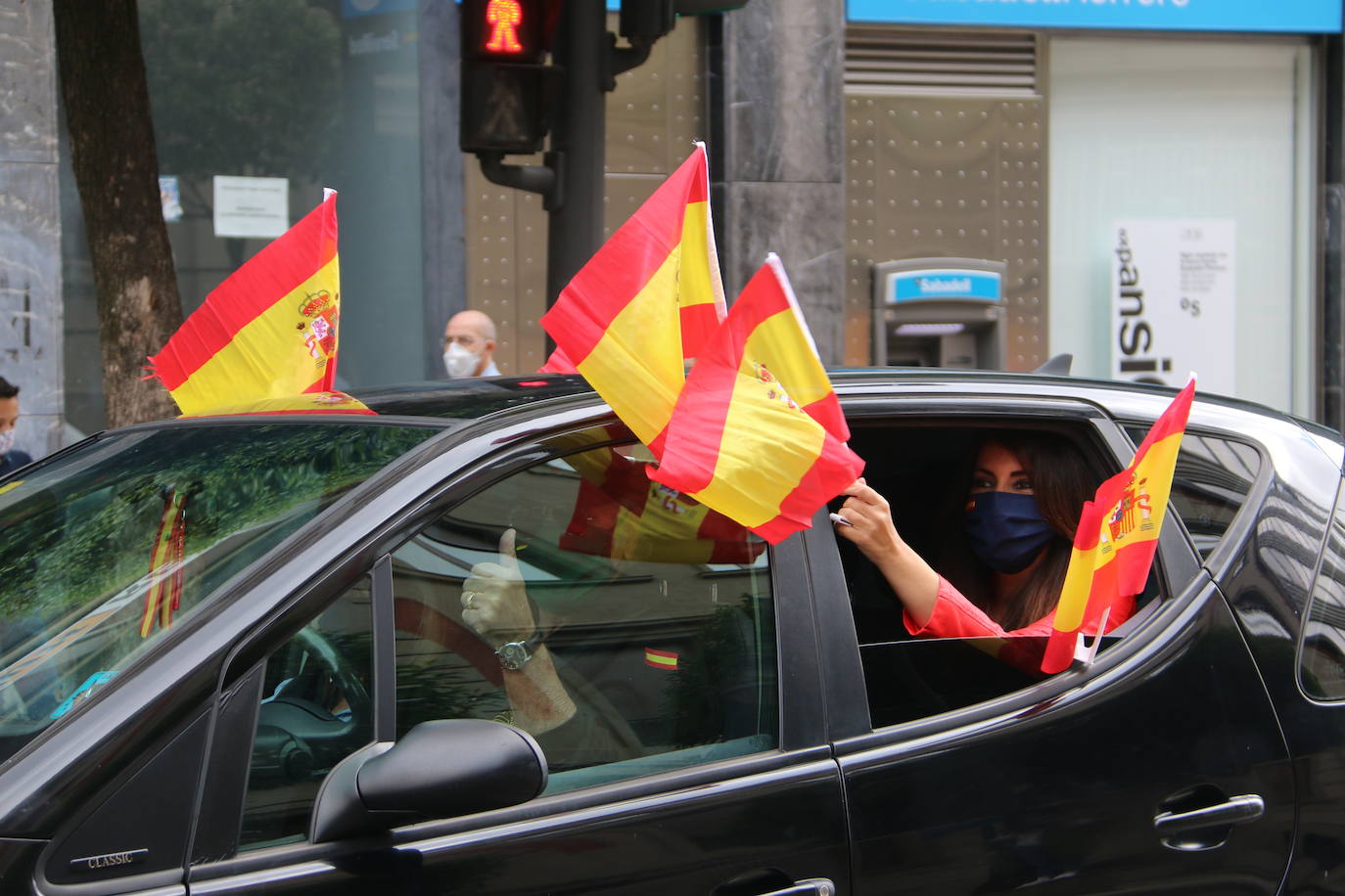 La marcha en automóvil propuesta por el partido de Abascal colapsa el centro de la ciudad durante media hora