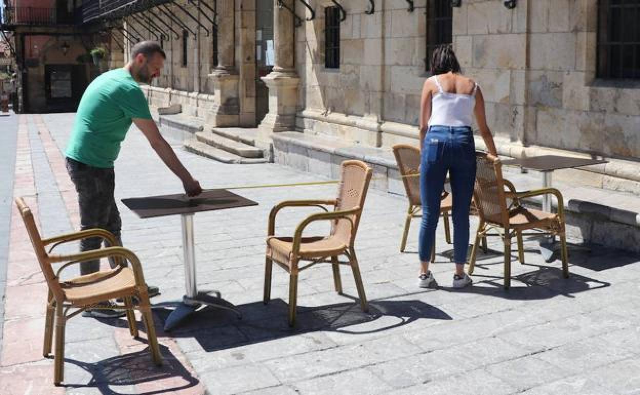 Una terraza en la plaza Mayor de León.