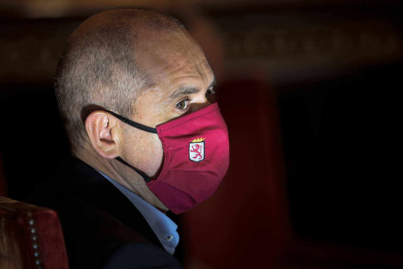 Uno de los concejales que no intervino en el pleno se muestra con una mascarilla con la bandera de León.