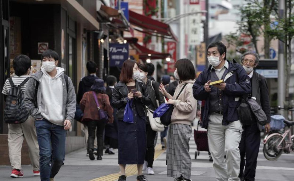 Ciudadanos con mascarilla en Japón 