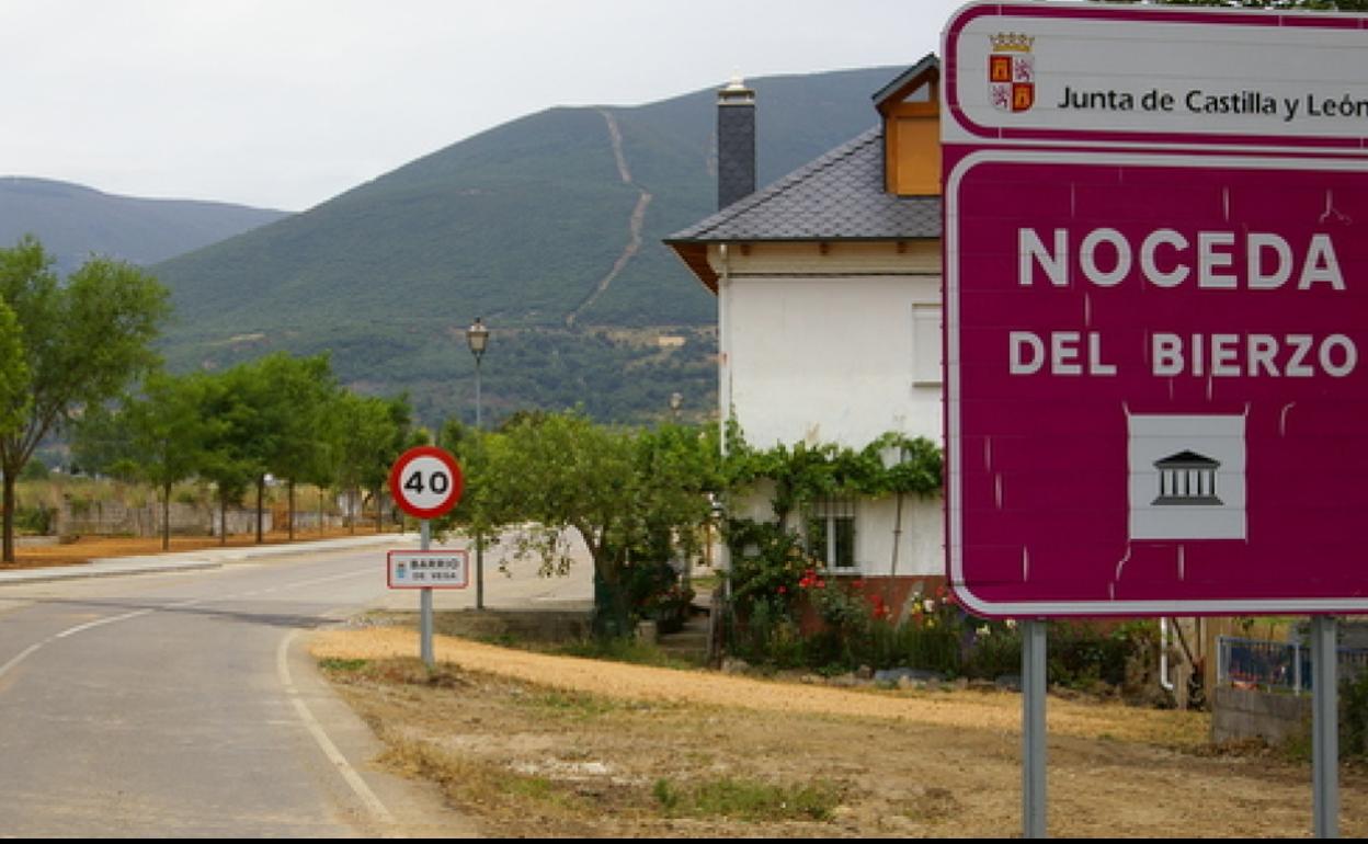 Cartel a la entrada del pueblo.