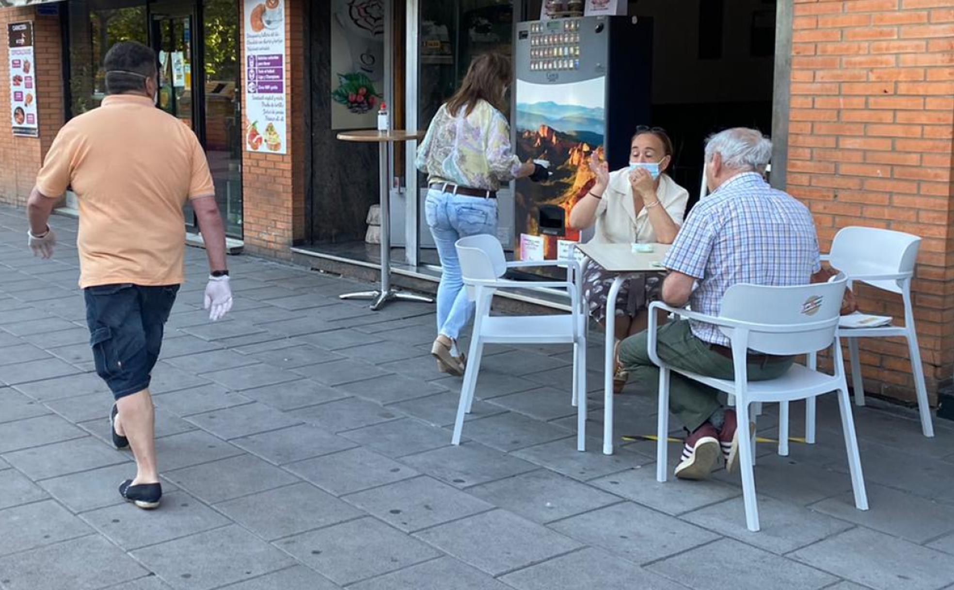 Primeros clientes en las terrazas de León capital. 