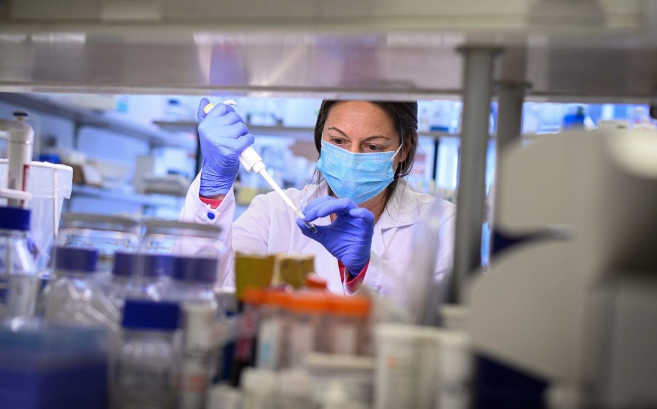 Un equipo médico trabajando en pruebas de cocornavirus COVID-19.