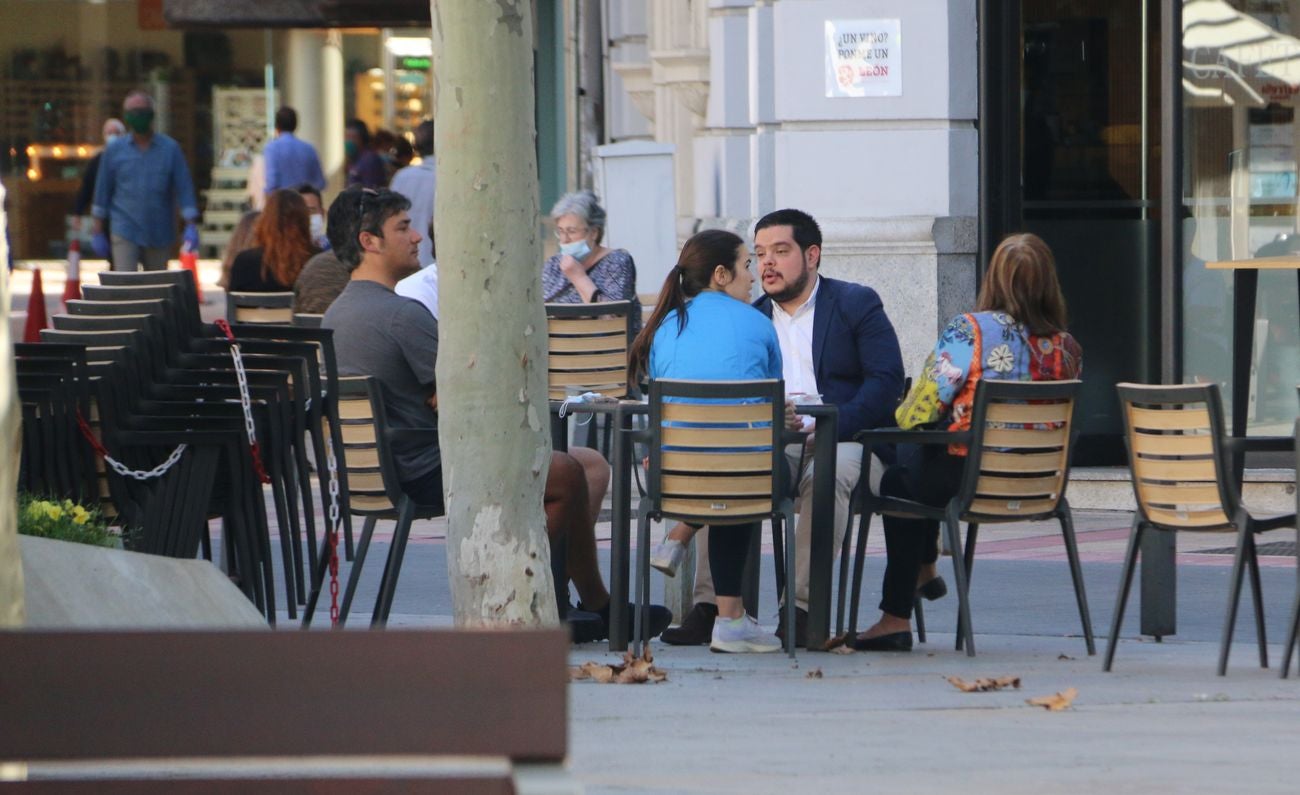 La capital, de la mano de toda la provincia, despierta con numerosos hosteleros realizando trabajos de instalación de sus terrazas, en las que no podrá haber ni cartas de menú ni periódicos de papel ni servilleteros | Museos, templos y condiciones de movilidad varían en el estreno de la 'fase 1'.