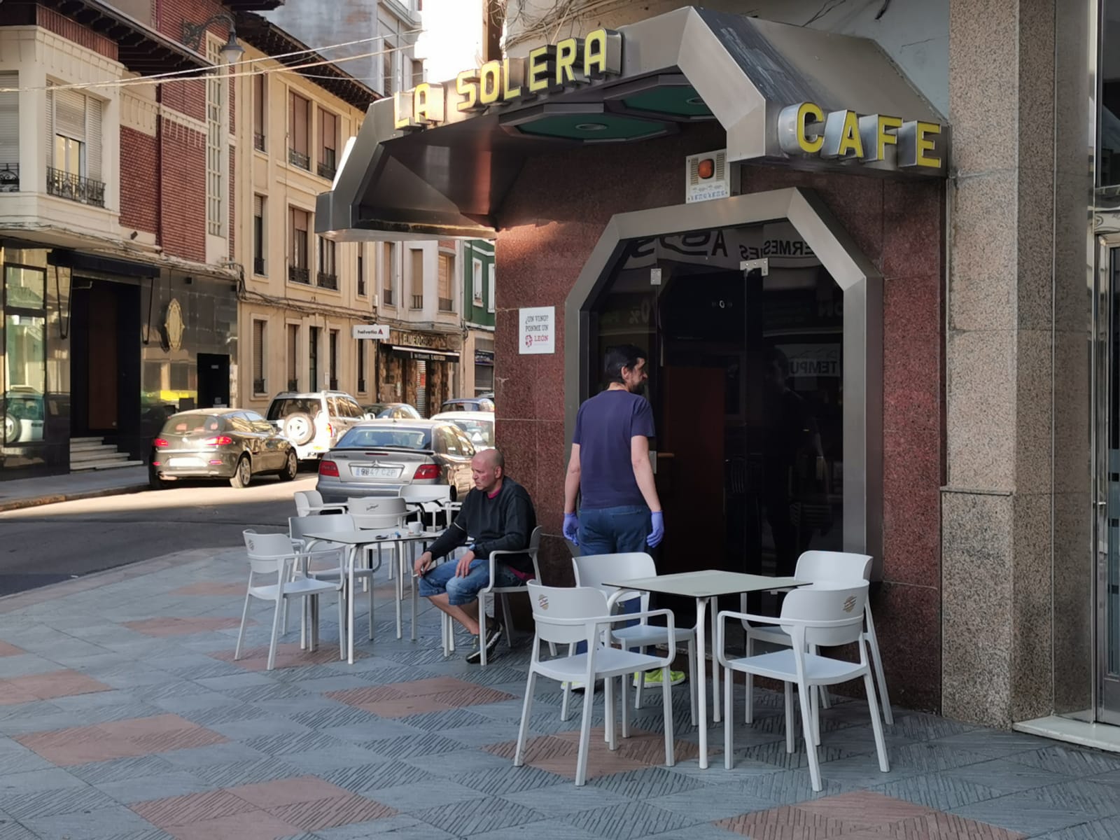 La capital, de la mano de toda la provincia, despierta con numerosos hosteleros realizando trabajos de instalación de sus terrazas, en las que no podrá haber ni cartas de menú ni periódicos de papel ni servilleteros | Museos, templos y condiciones de movilidad varían en el estreno de la 'fase 1'.