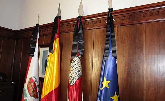 Las banderas del despacho de la Alcaldía lucen un crespón negro.