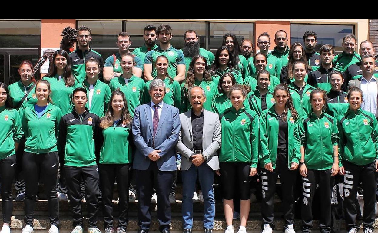 Medallistas de la ULE con el rector. 