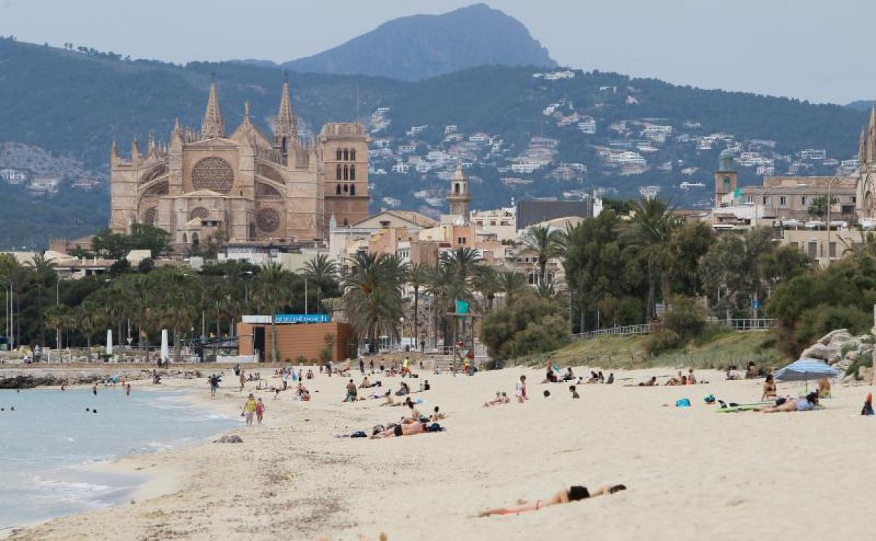 Bañistas en una playa de Palma ayer durante el primer día de la Fase 2.