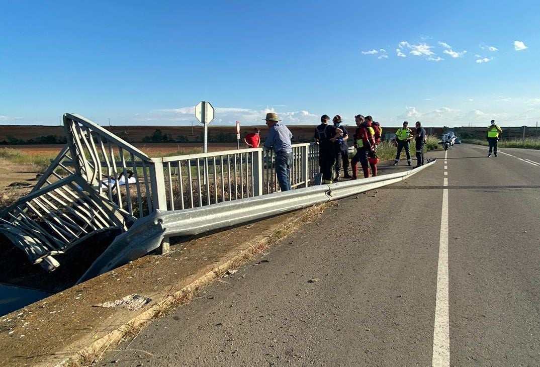 Vecinos de la zona lograron extraer al ocupante del vehículo pero no pudieron salvar su vida | Hasta el lugar se desplazaron efectivos de Guardia Civil, Emergencias Sacyl y Bomberos León. 