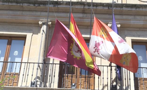 Las banderas de León, España, Castilla y León y Europa lucen a media asta en señal de duelo.