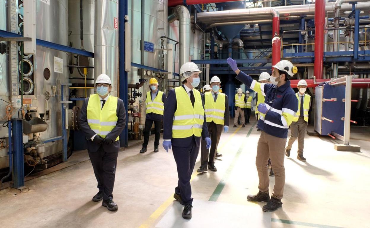 Alfonso Fernández Mañueco durante su visita a Azucarera.