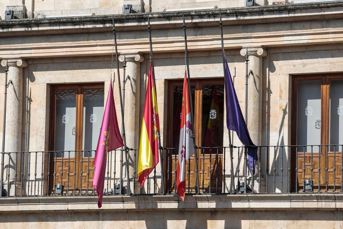 Las instituciones de la capital paran para homenajear a los fallecidos a causa de la pandemia global.