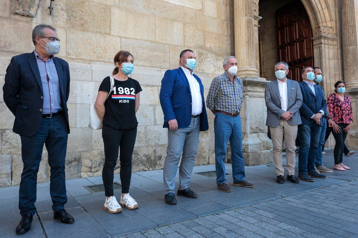 Las instituciones de la capital paran para homenajear a los fallecidos a causa de la pandemia global.