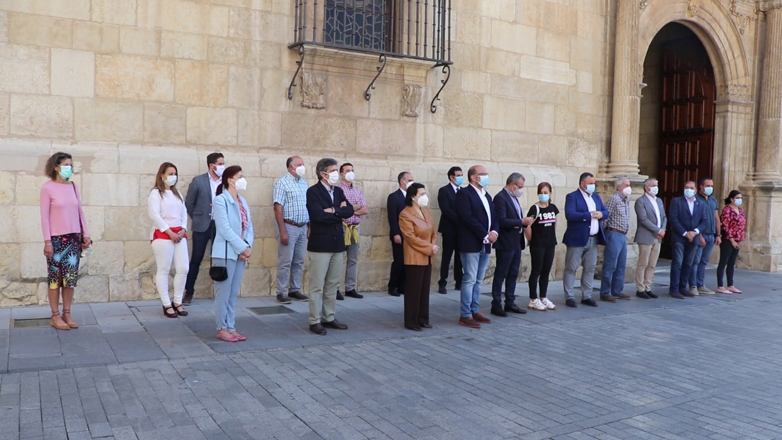 Las instituciones de la capital paran para homenajear a los fallecidos a causa de la pandemia global.