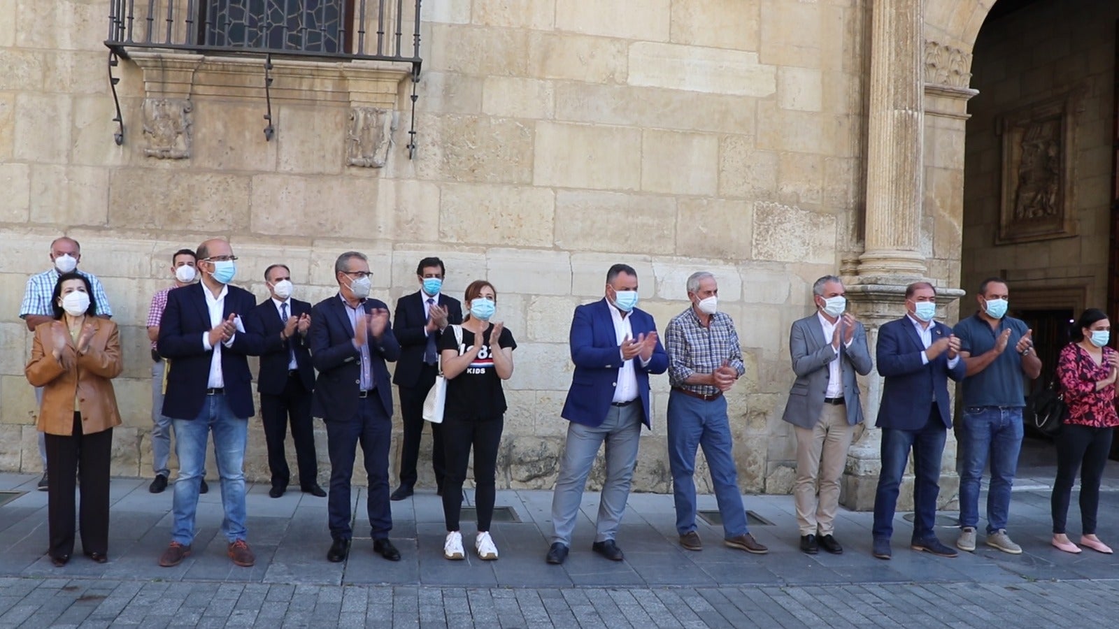 Las instituciones de la capital paran para homenajear a los fallecidos a causa de la pandemia global.