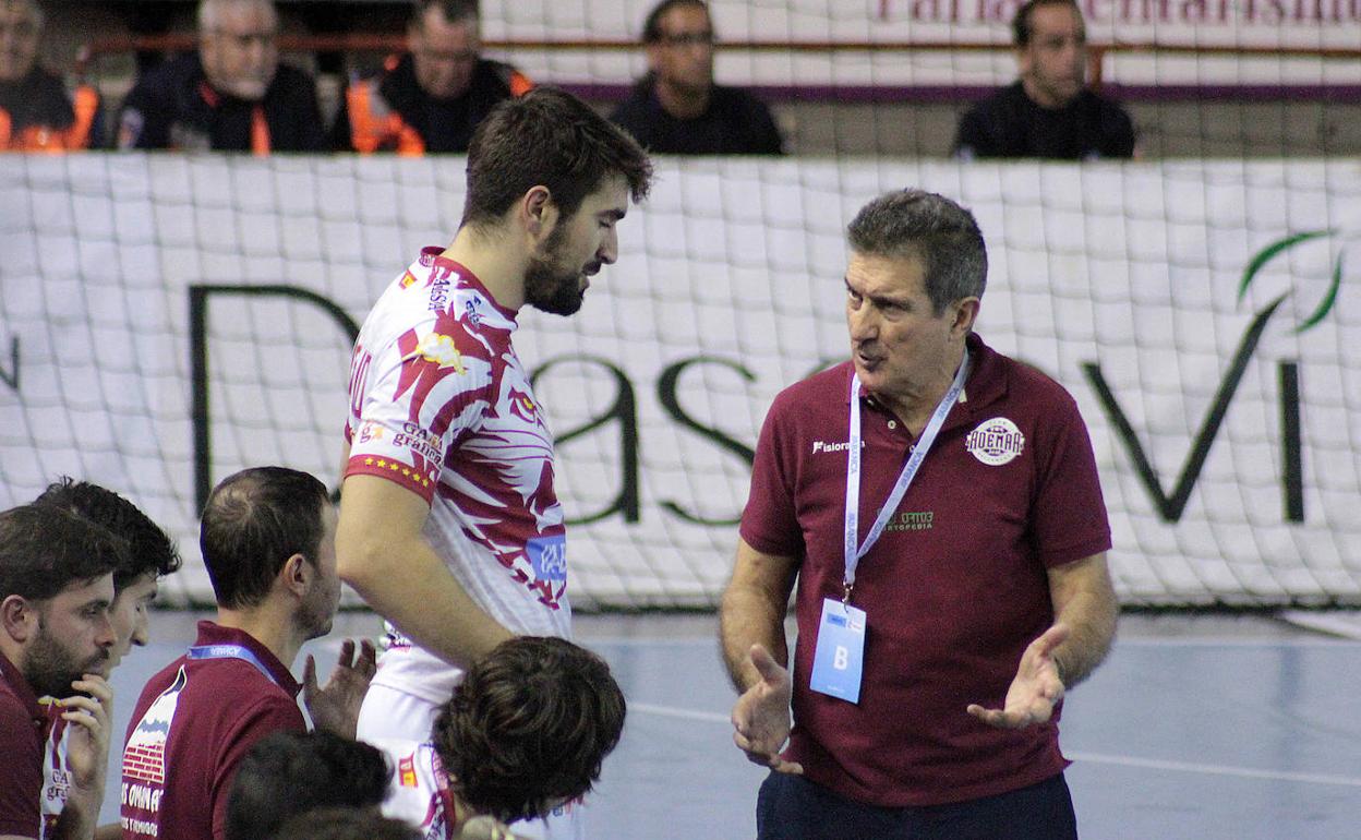 Manolo Cadenas, en un partido con el Abanca Ademar de esta temporada.