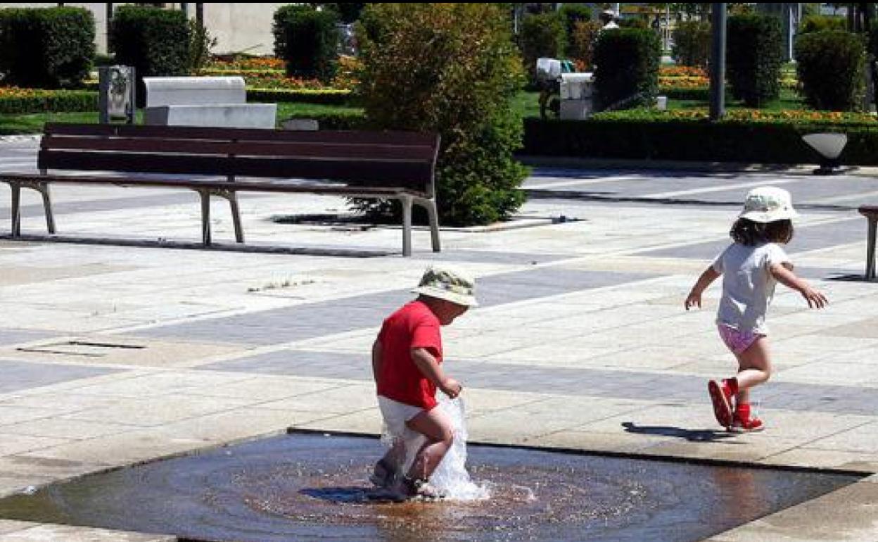 Dos pequeños leoneses combaten las altas temperaturas en la plaza de San Marcos