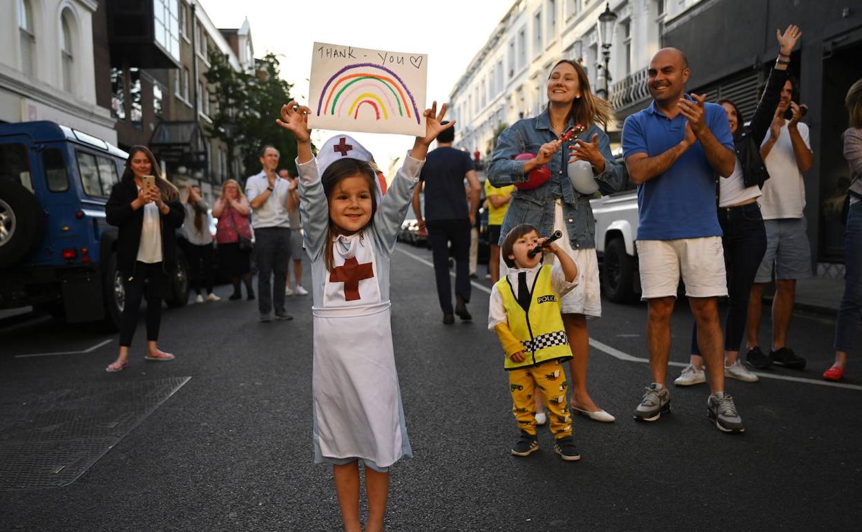 Una niña vestida de sanitaria en Londres..