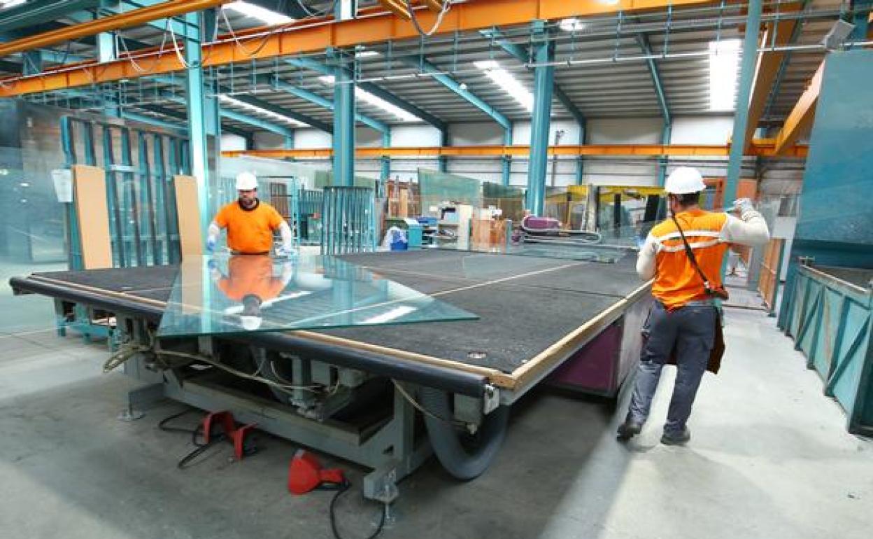 Factoría de la empresa Tvitec en el polígono de El Bayo en Cubillos del Sil. 