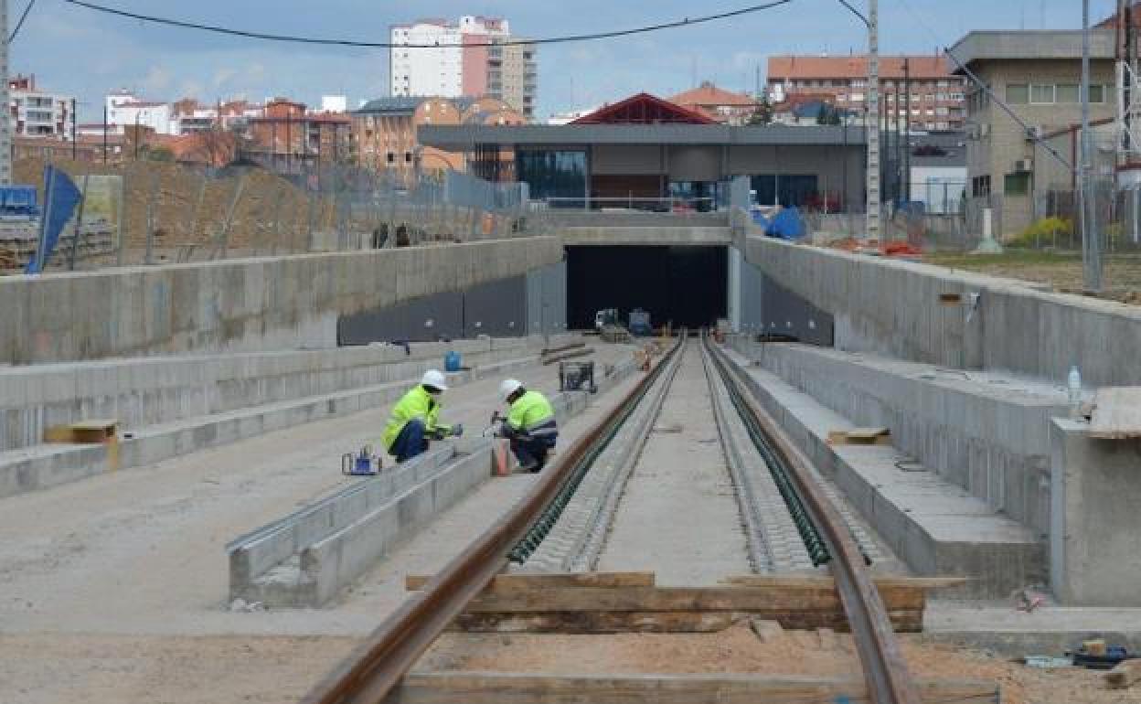 Trabajos de canalizaciones y primera vía en el pasillo ferroviario abierto bajo la vieja estación de León.