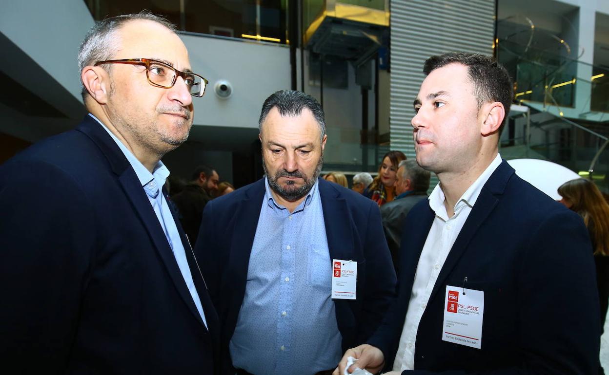 El secretario general del PSOE de León, Javier Alfonso Cendón, conversa con el alcalde de Ponferrada, Olegario Ramón.