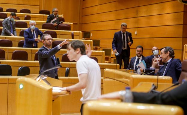 El portavoz del PP, Javier Maroto, señala al senador de Más Madrid cuyas acusaciones provocaron la bronca en la Cámara Alta.