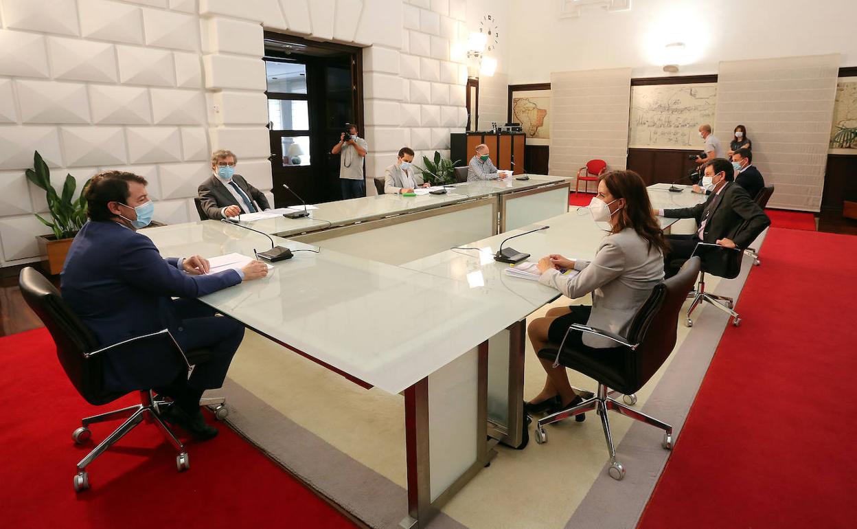 El presidente de la Junta de Castilla y León, Alfonso Fernández Mañueco, preside la reunión del Consejo del Diálogo Social.