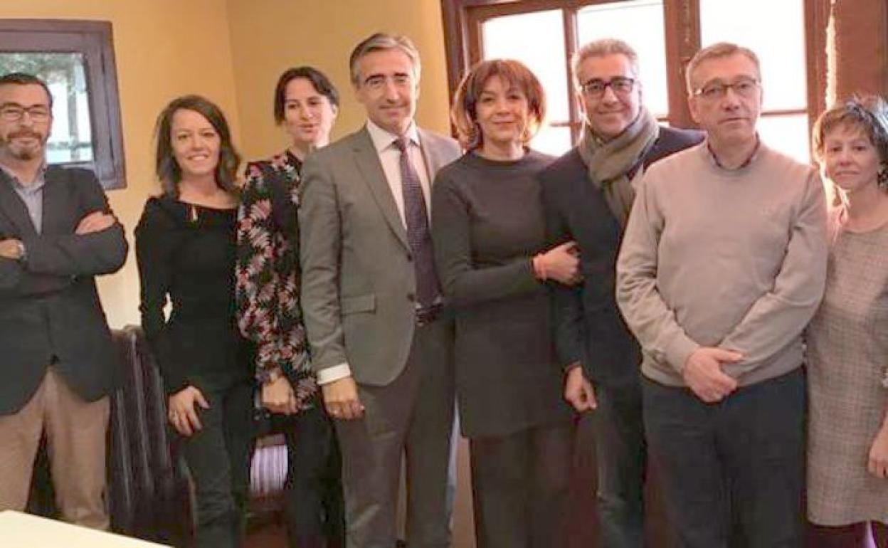 Raquel Díaz (2I) en una imagen de la nueva junta directiva de la delegación en Ponferrada de ICAL junto al presidente saliente Ángel Suárez (4I).