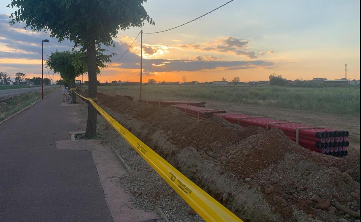 Obras de soterramiento de la línea eléctrica en Santa María del Páramo.