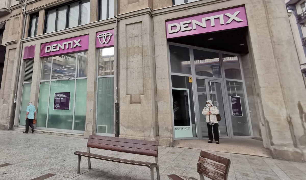 Dentix mantiene 'en el aire' a sus pacientes en León y asegura que reabrirá «cuando disponga de material»