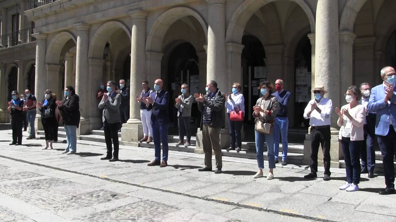 Minuto de silencio frente al ayuntamiento de San Marcelo.