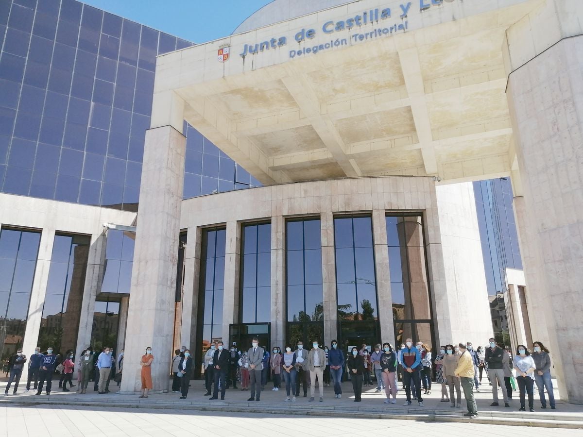 MInuto de silencio en la Delegación de la Junta en León.