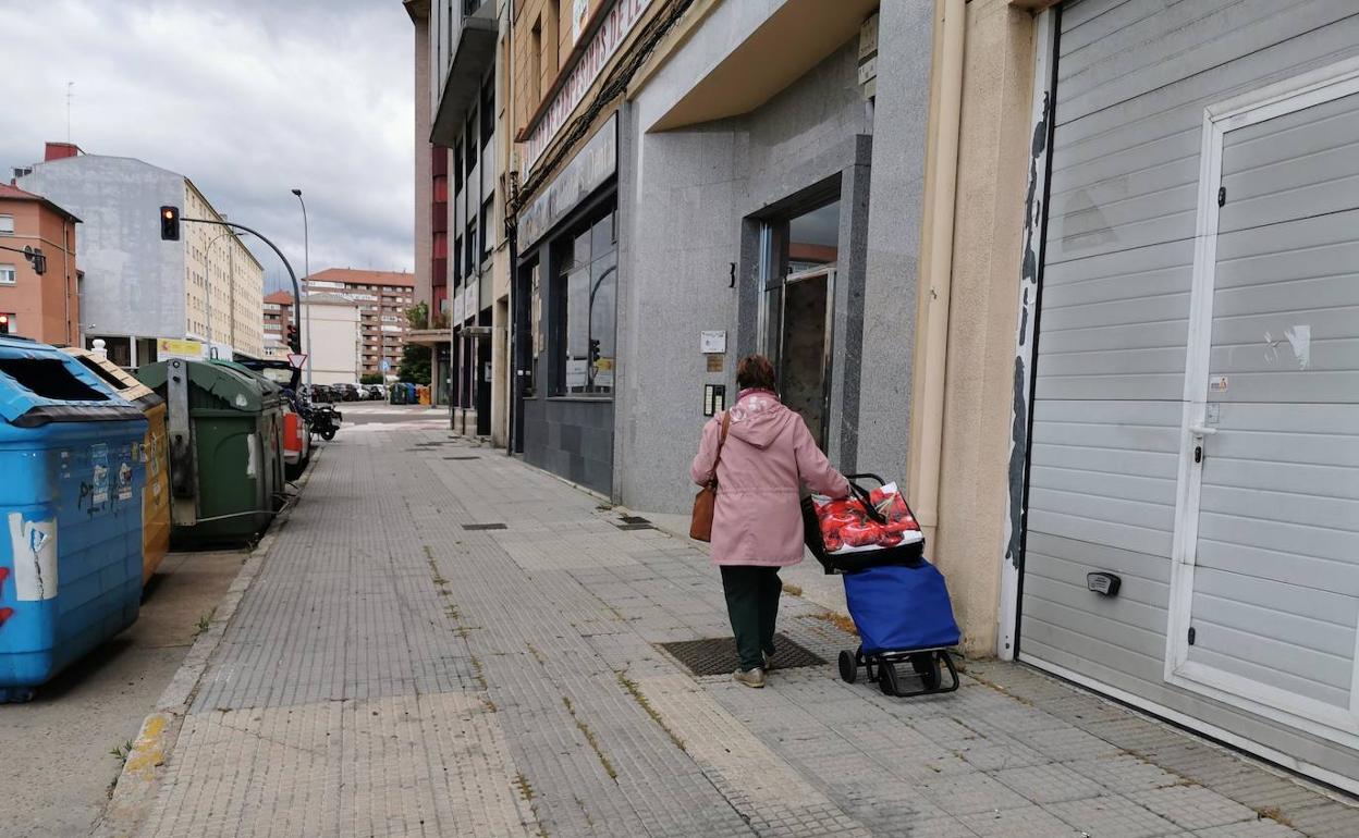 Una mujer camina por las calles de León.