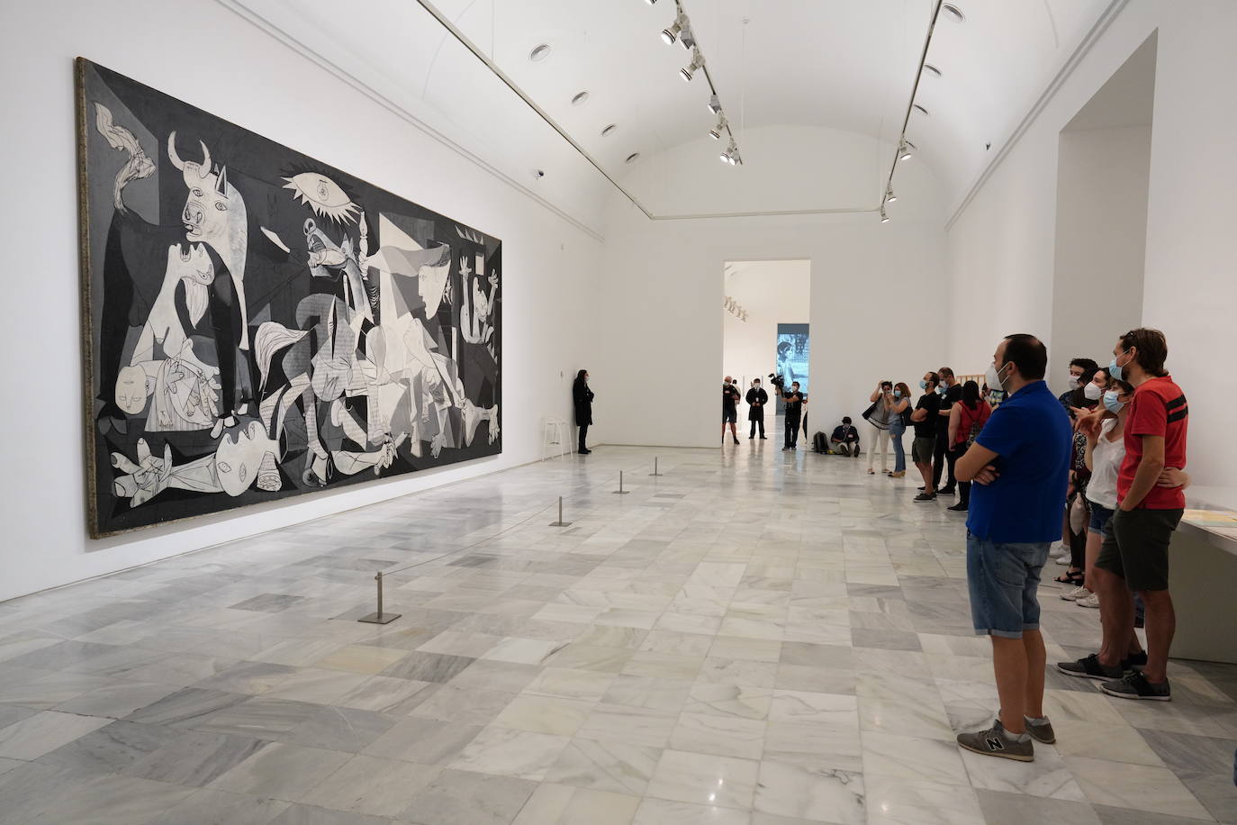 Colas en la fachada del Museo Nacional del Prado.