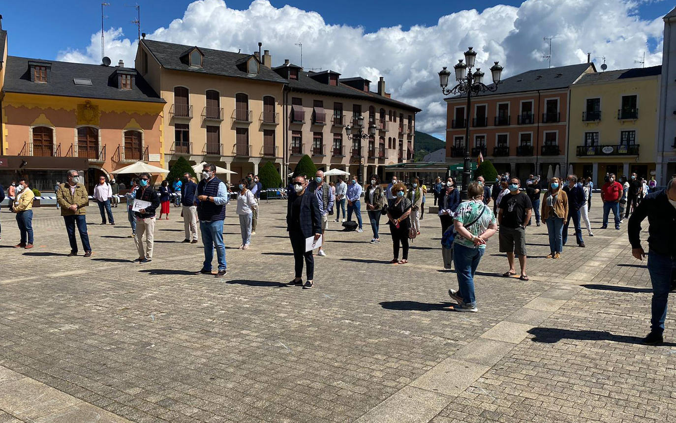 Ponferrada acoge la protesta silenciosa del colectivo empresarial para reclamar estímulos económicos y ampliación de los ERTE.